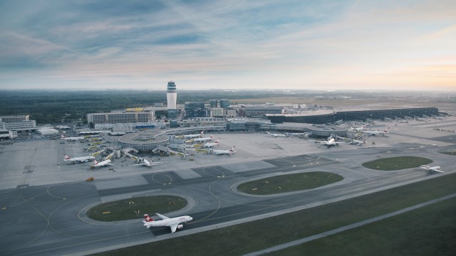 Blick auf das Flughafen Gelände. Piste im Vordrgrund.