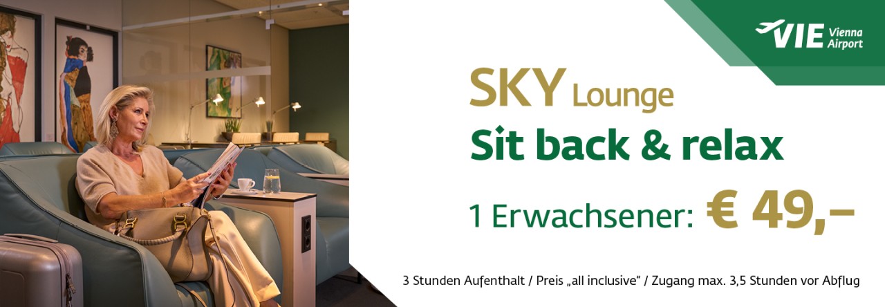 Werbebanner für die SKY Lounge am Flughafen Wien. Preisangabe: „1 Erwachsener: €49,-“. Zusatzinfo: „3 Stunden Aufenthalt / Preis ‚all inclusive‘ / Zugang max. 3,5 Stunden vor Abflug“.