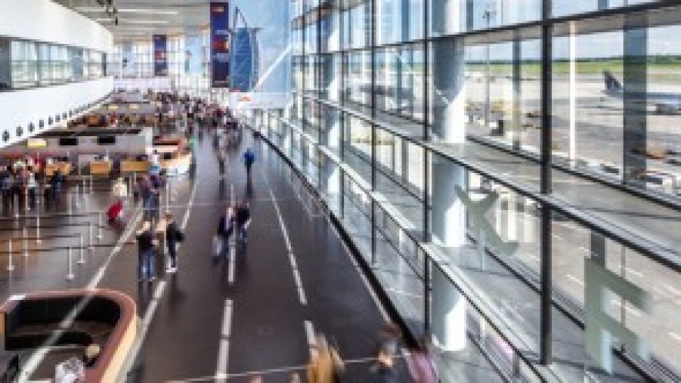 Blick von oberen Stockwerk in den Terminal 3.