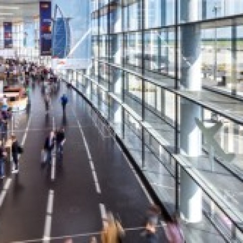 Blick von oberen Stockwerk in den Terminal 3.